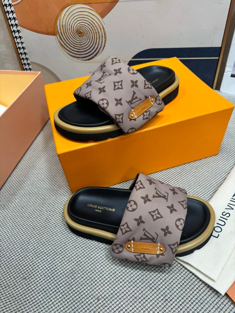 Louis Vuitton Unisex Slides detail image 2