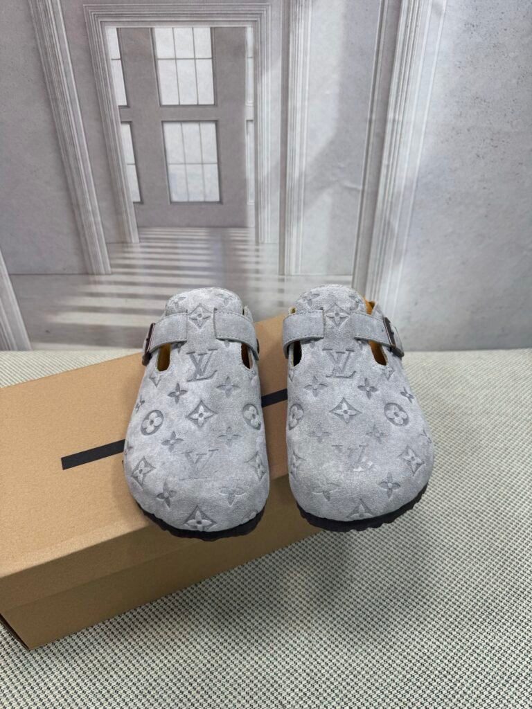 Louis Vuitton Unisex Slides detail 2