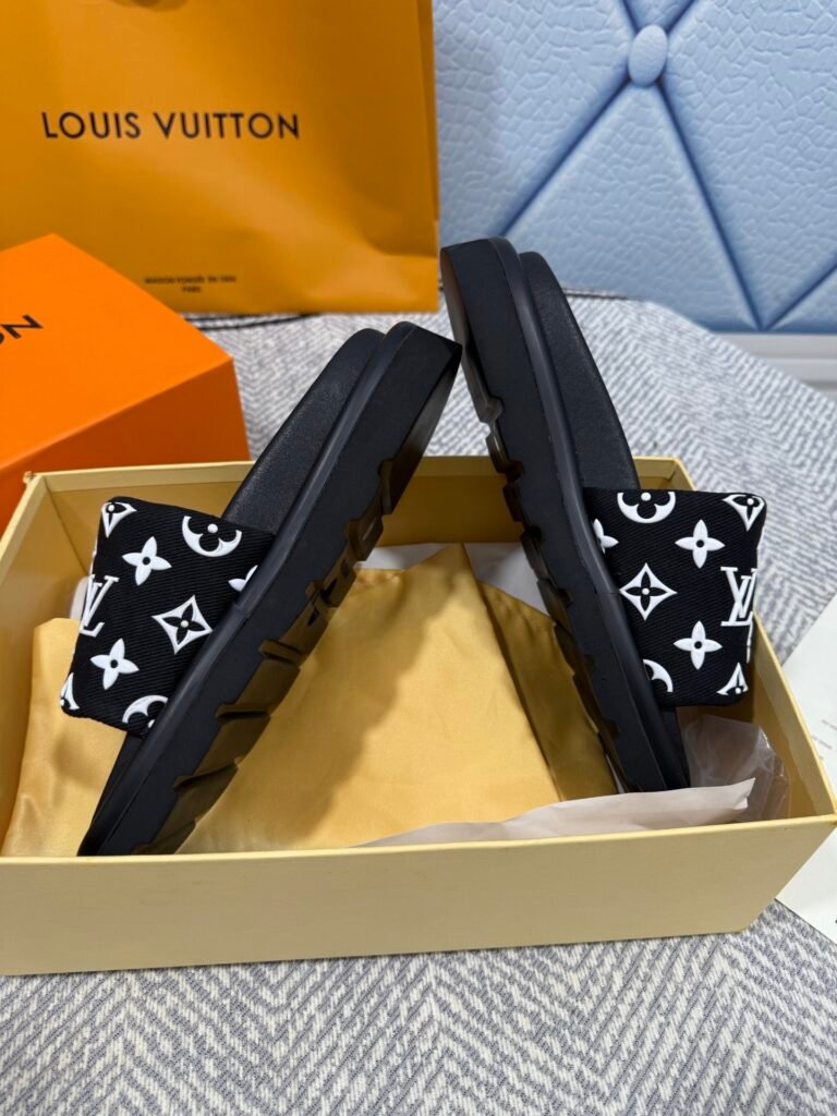 Louis Vuitton Unisex Slides detail 2