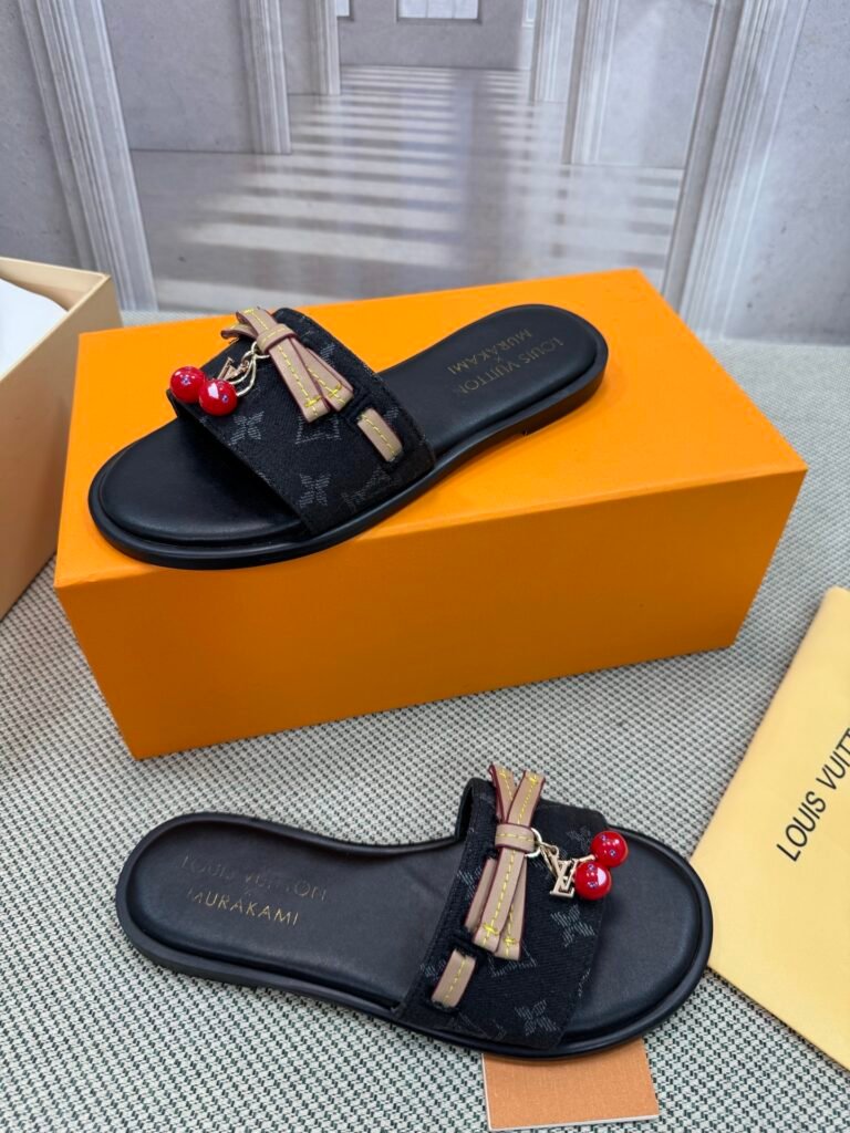 Louis Vuitton Unisex Slides detail 2