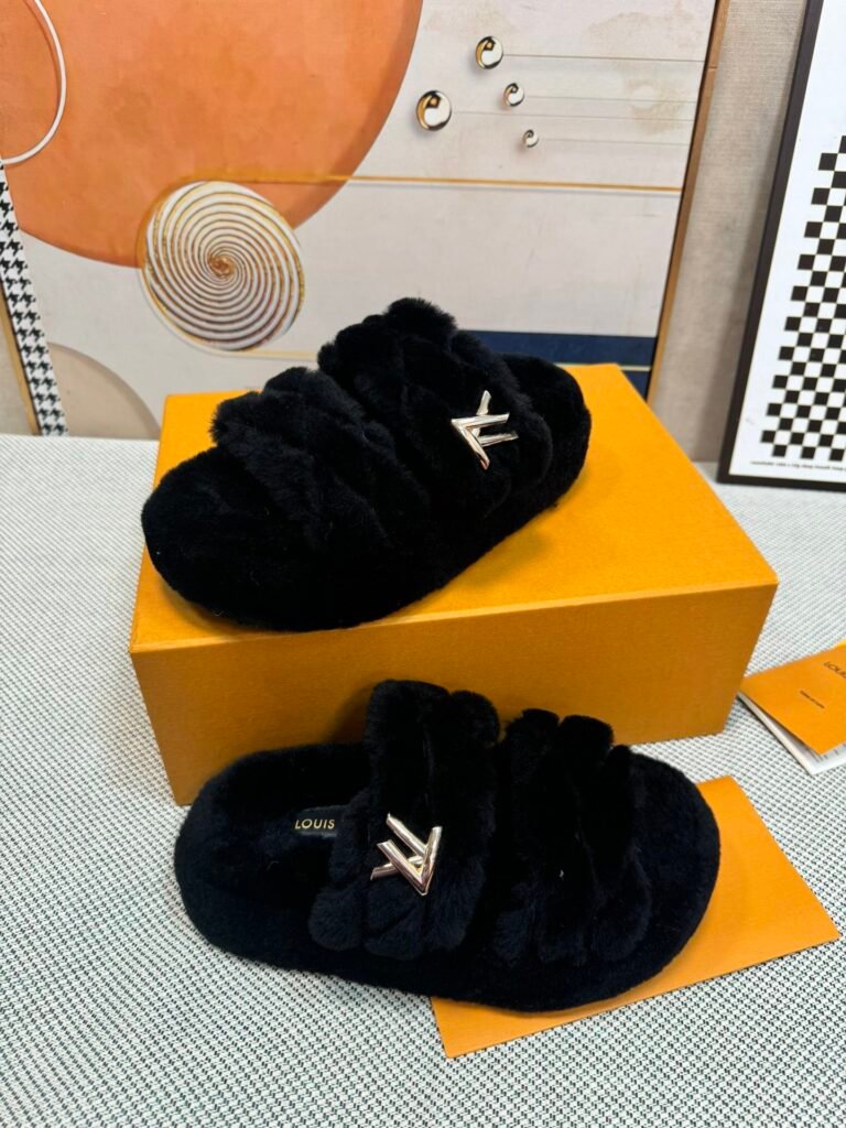 Louis Vuitton Unisex Slides detail 2