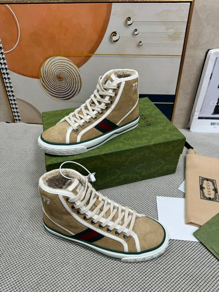 Gucci Unisex Loafers detail image 2