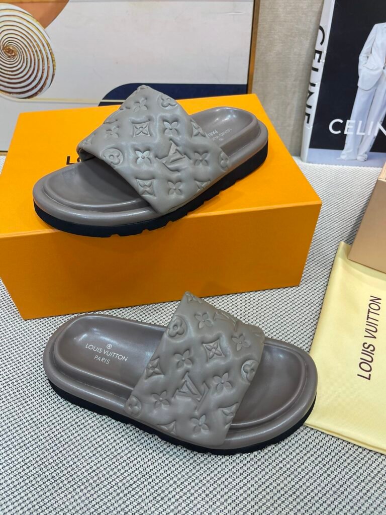 Louis Vuitton Unisex Slides detail image 2