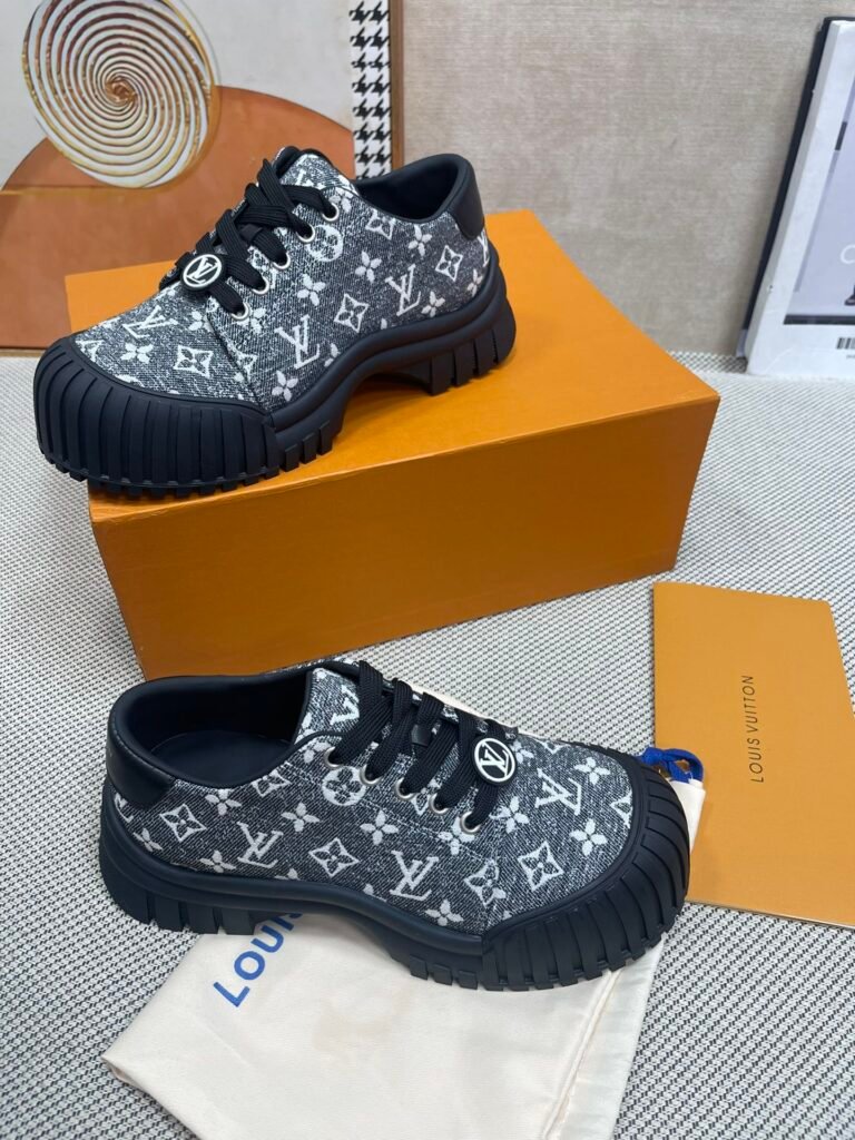 Louis Vuitton Unisex Chunky Sneakers detail 2