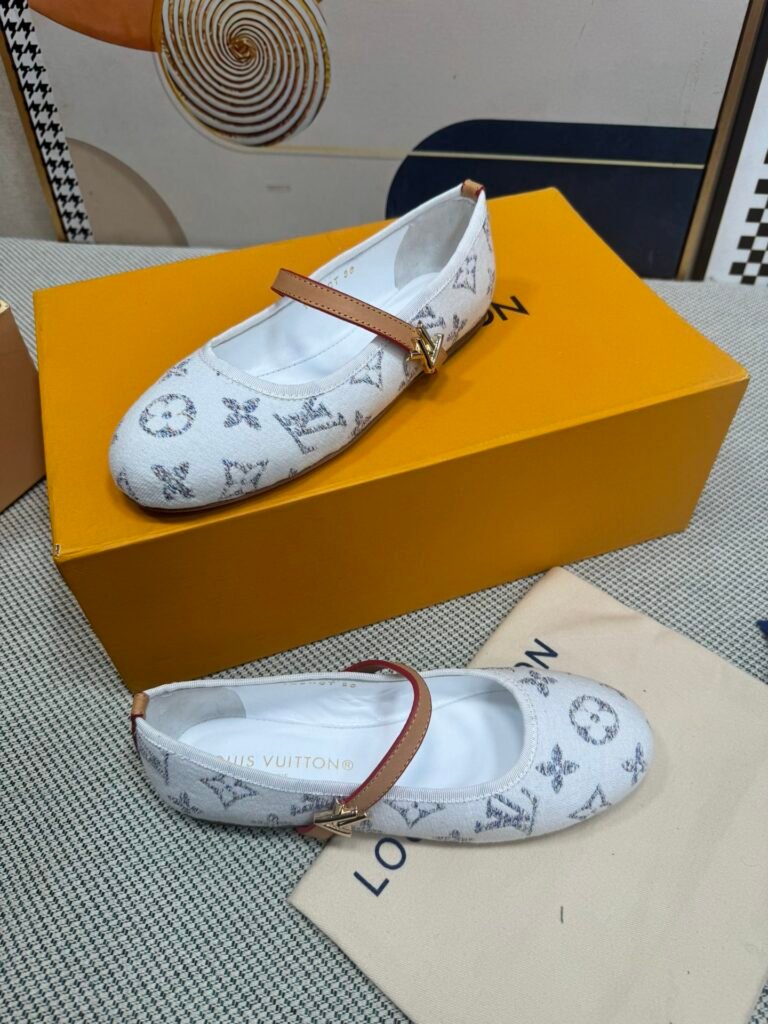 Louis Vuitton Unisex Sandals detail 2