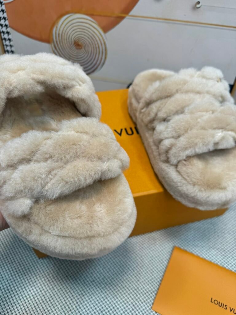 Louis Vuitton Unisex Shearling Shoes detail 2