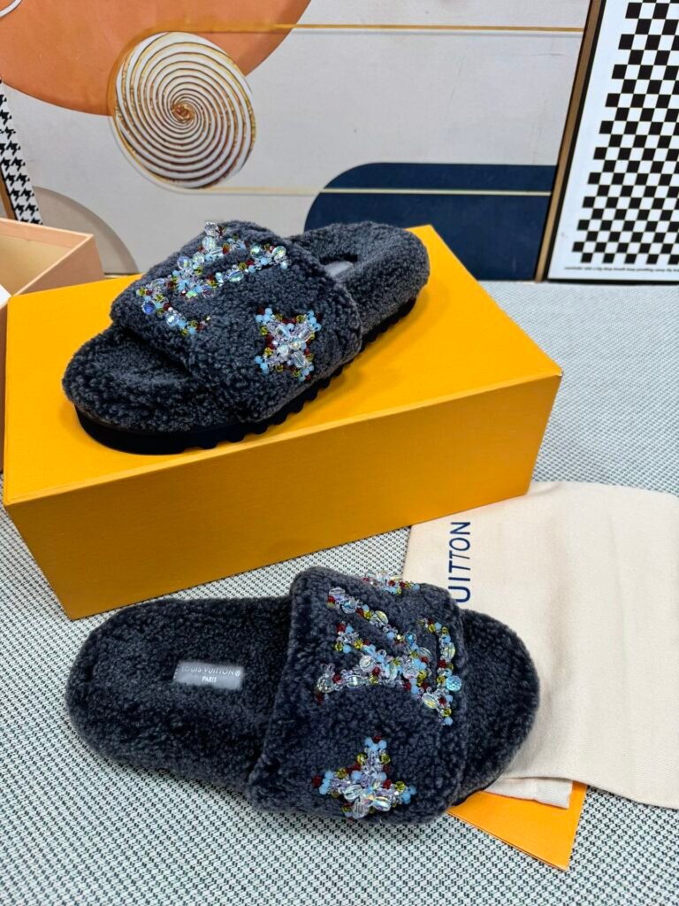 Louis Vuitton Unisex Shearling Shoes detail 2