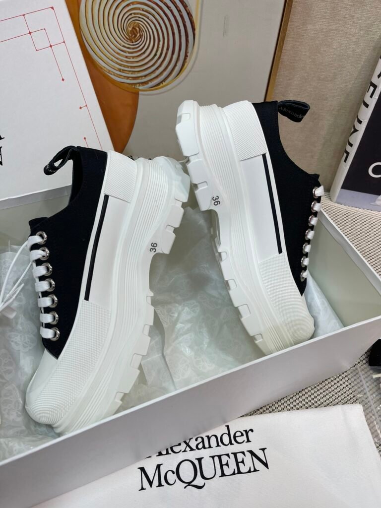 Alexander McQueen Unisex Sneakers detail image 3