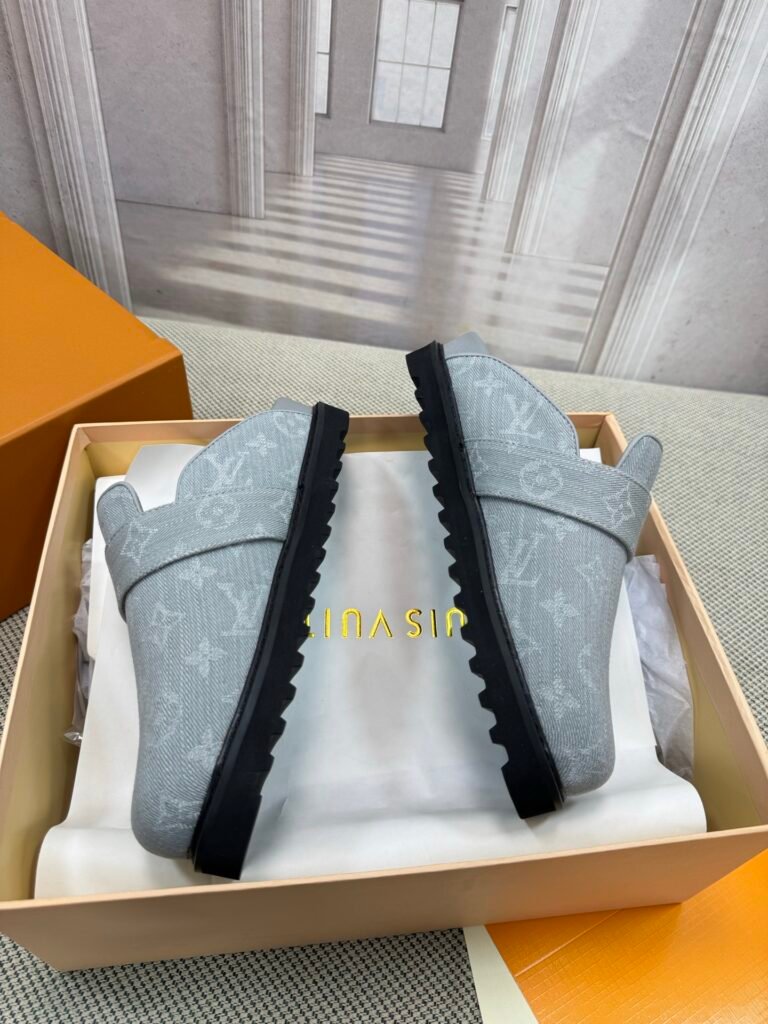 Louis Vuitton Unisex Slides detail image 3