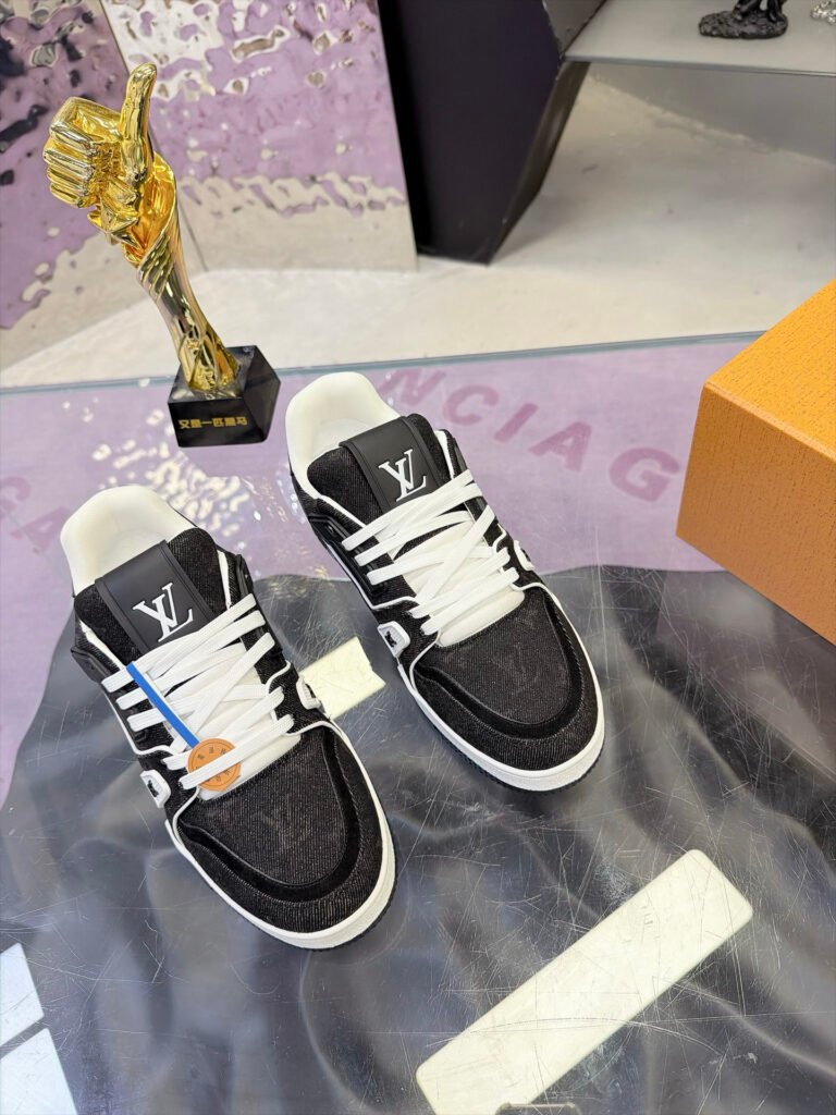 Louis Vuitton Unisex Sneakers detail image 3