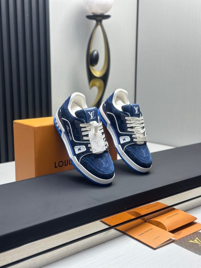 Louis Vuitton Unisex Sneakers detail image 3