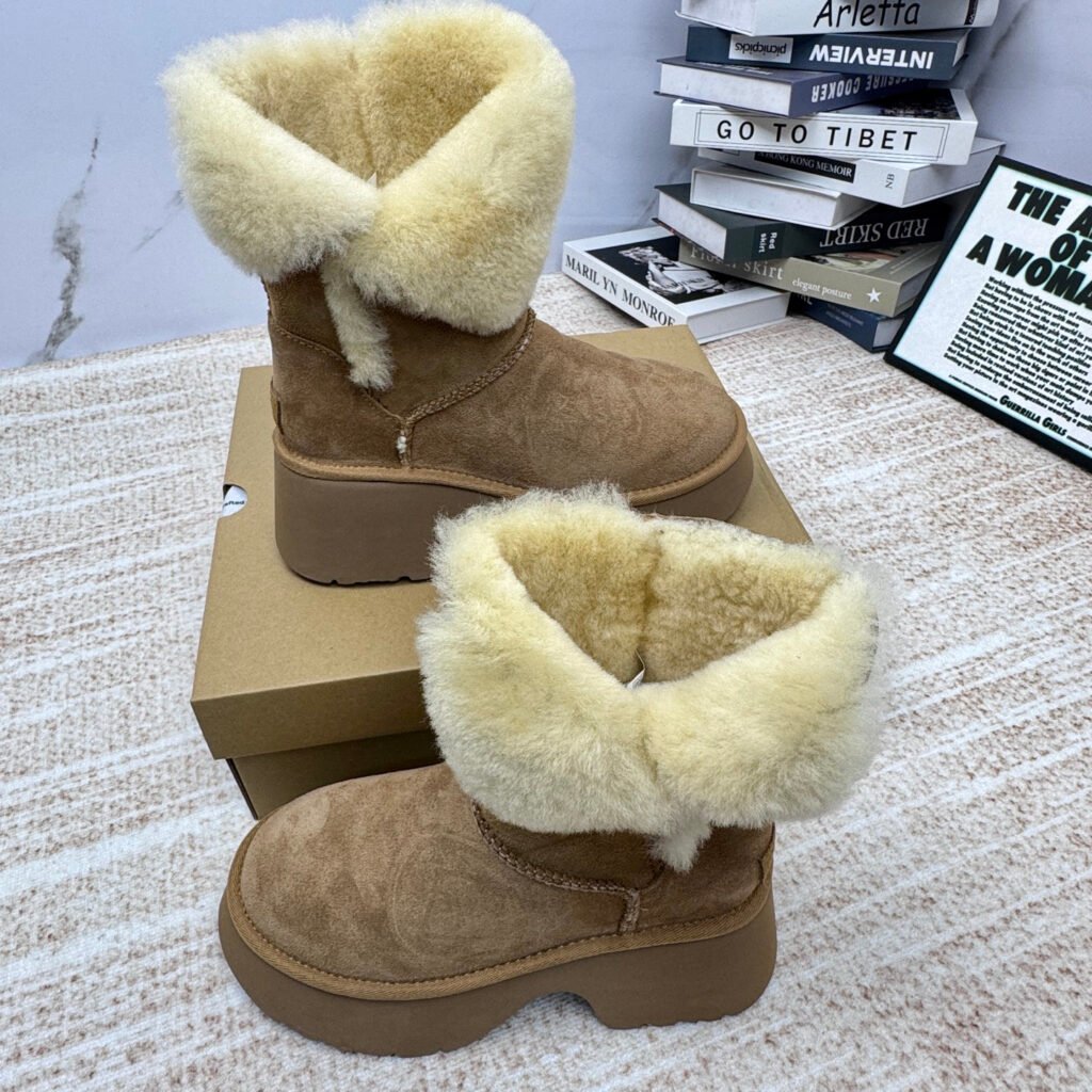 UGG Unisex Snow Boots detail 3