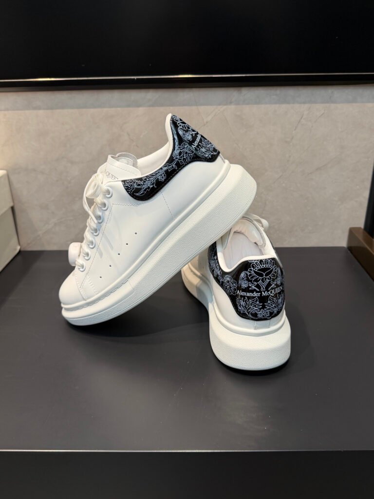 Alexander McQueen Unisex Sneakers detail image 3