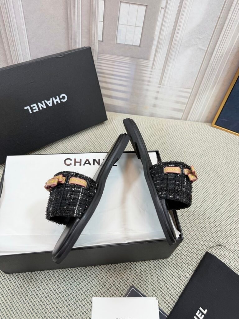 Chanel Women's Slides detail image 3