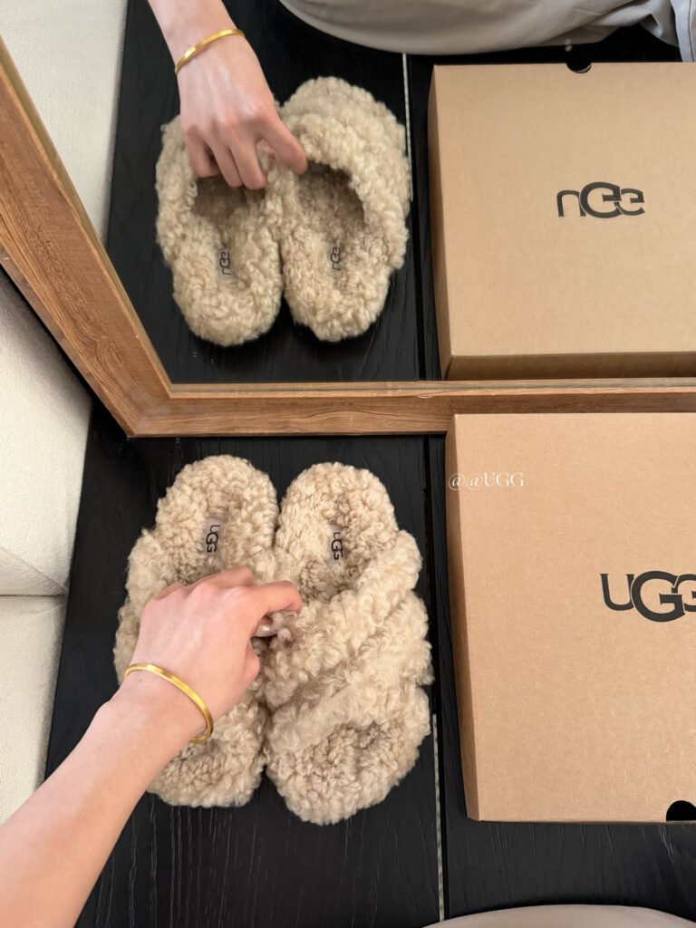 UGG Unisex Slides detail image 3