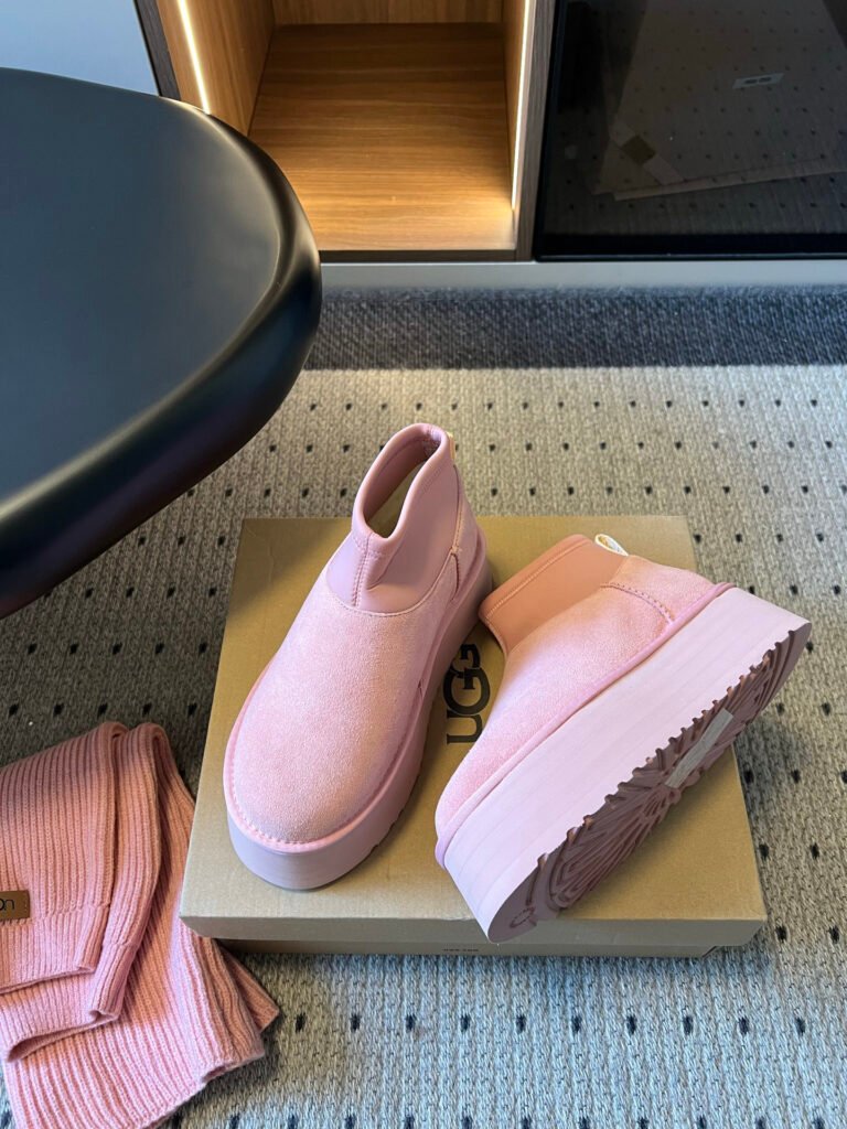 UGG Unisex Boots detail image 3