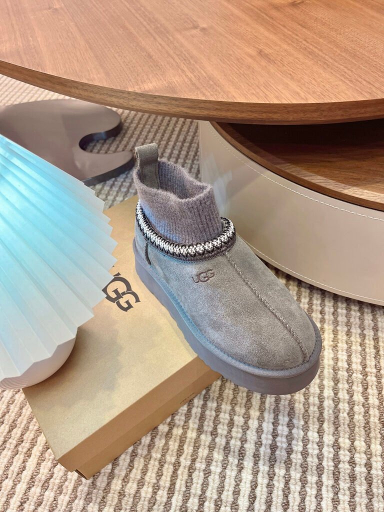 UGG Unisex Snow Boots detail 3