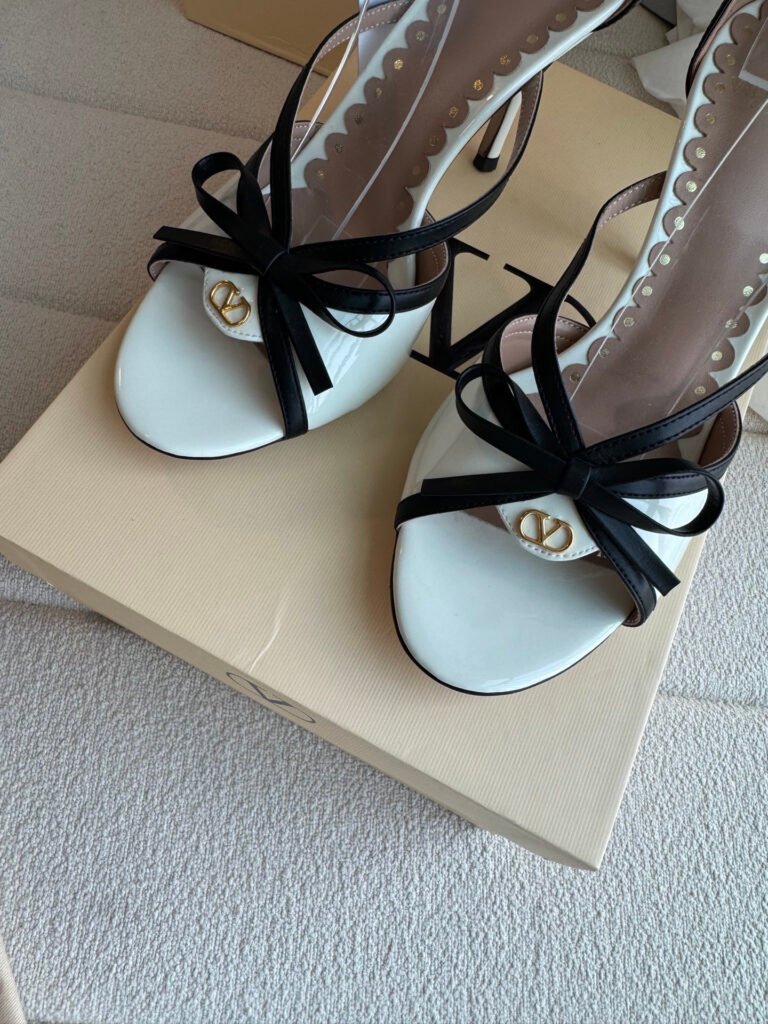Valentino Garavani Unisex Sandals detail image 3