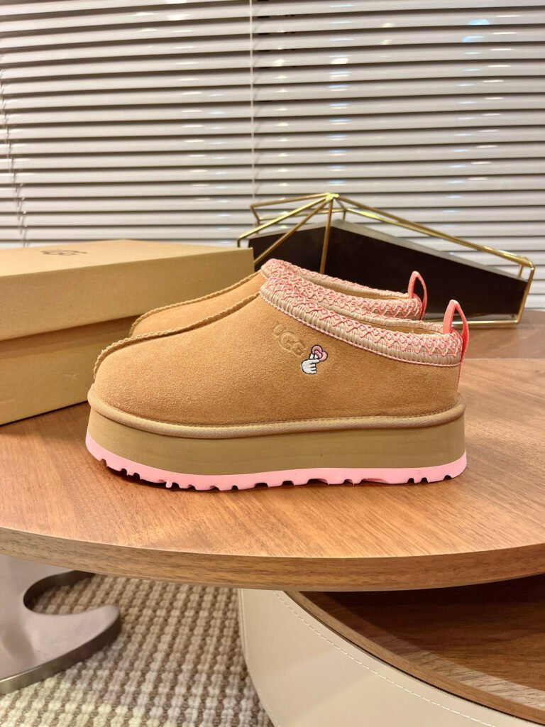 UGG Women's Snow Boots detail 3