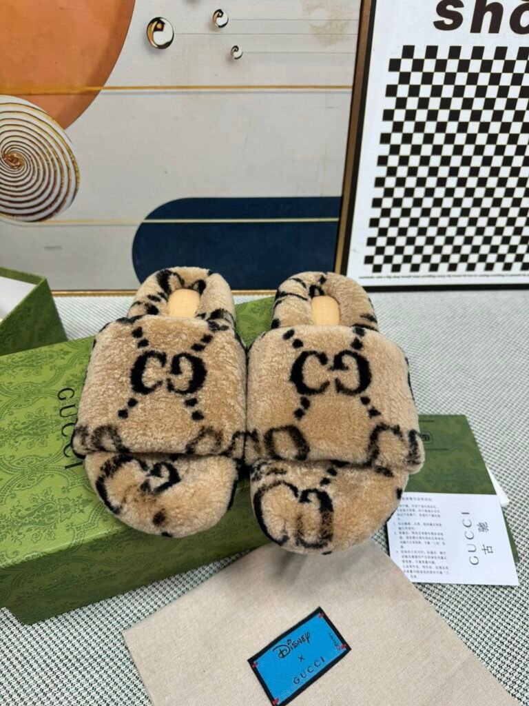 Gucci Unisex Shearling Shoes detail image 3