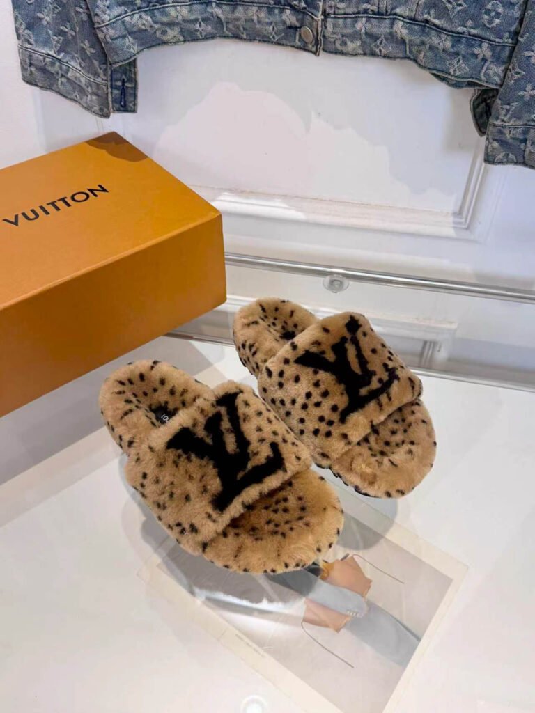 Louis Vuitton Unisex Slides detail image 3