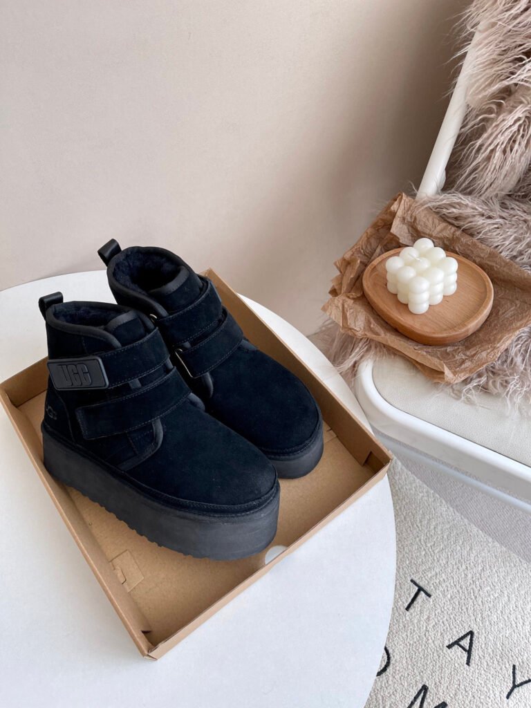 UGG Unisex Chelsea Boots detail image 3