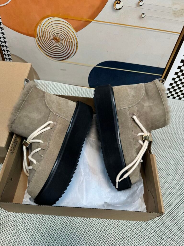 UGG Women's Snow Boots detail image 3