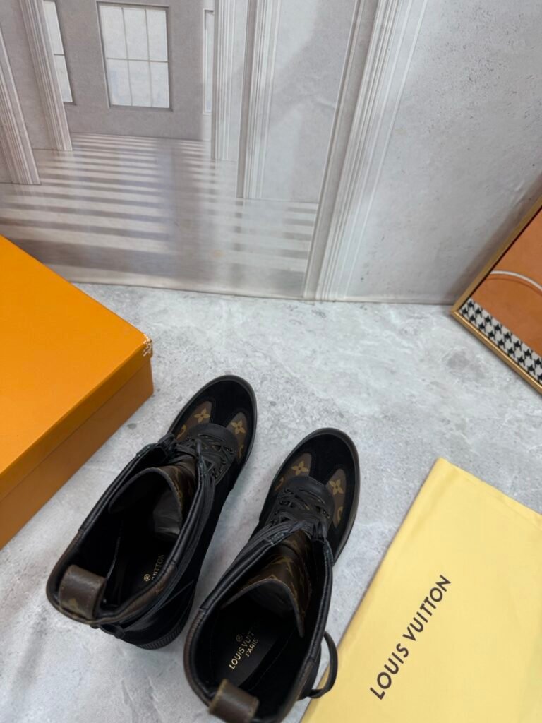 Louis Vuitton Unisex Boots detail 3