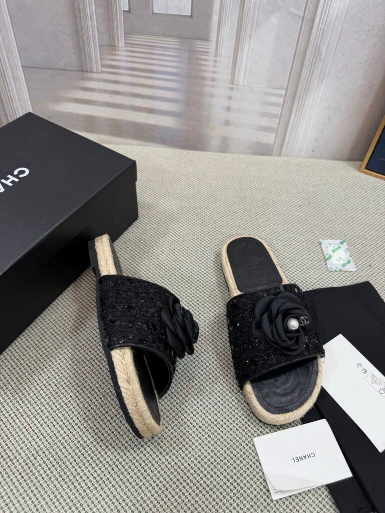 Louis Vuitton Unisex Slides detail 3
