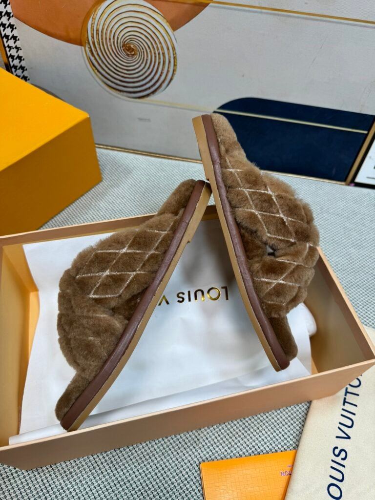 Louis Vuitton Unisex Shearling Shoes detail image 3