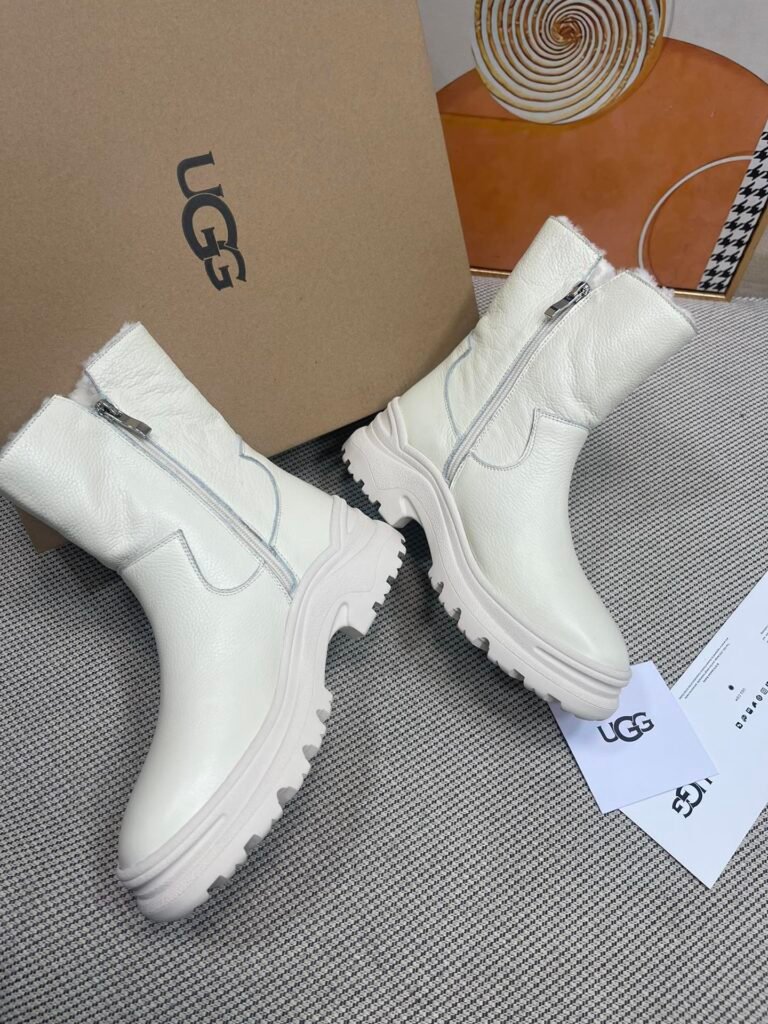 UGG Women's Snow Boots detail image 3