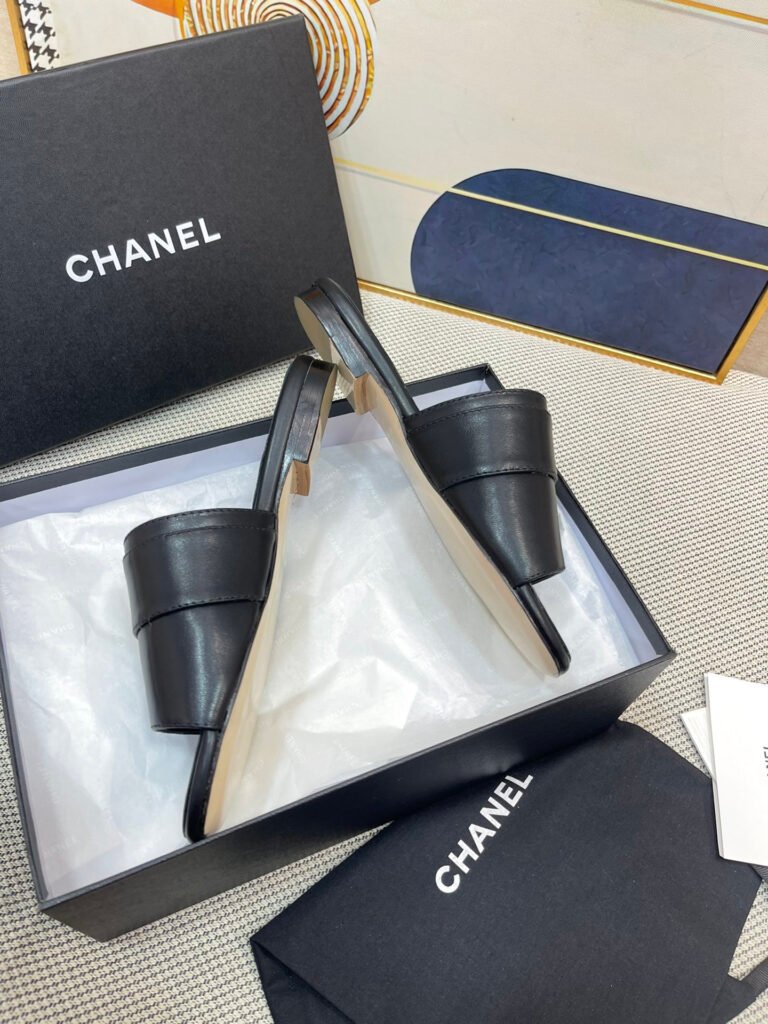 Chanel Unisex Slides detail image 3