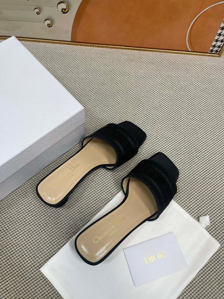Dior Unisex Crystal-Embellished Sneakers detail image 3