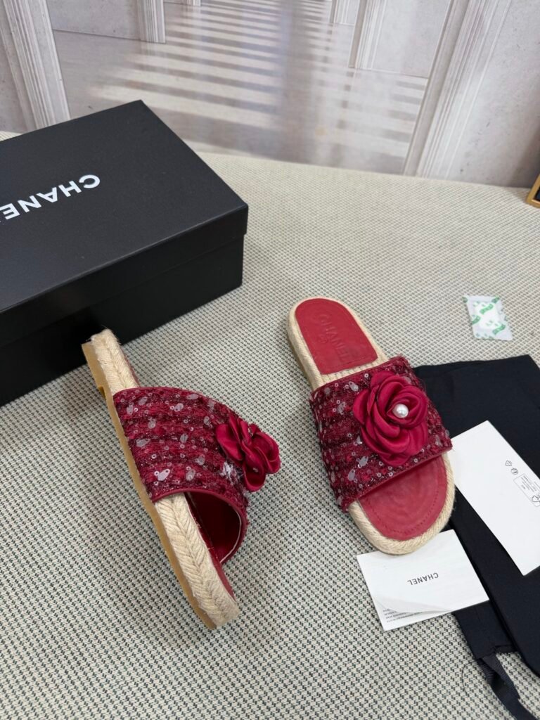 Louis Vuitton Unisex Slides detail image 3