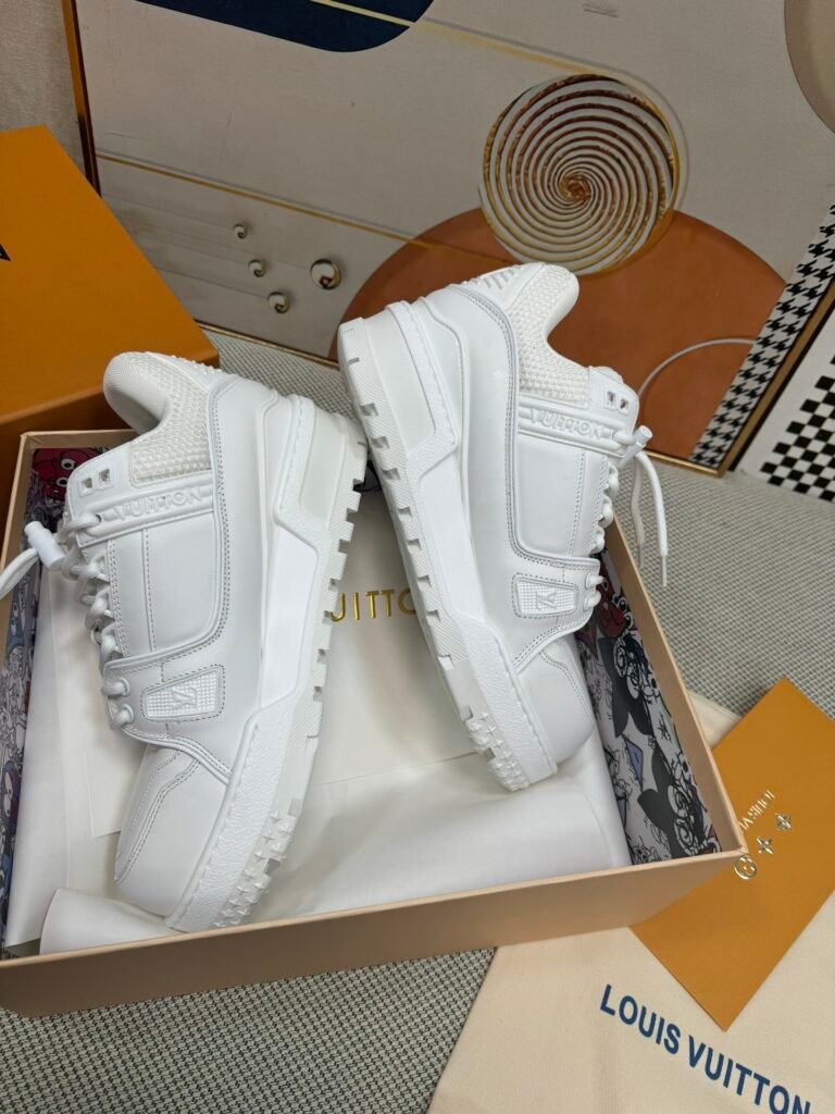Louis Vuitton Unisex Chunky Sneakers detail image 3
