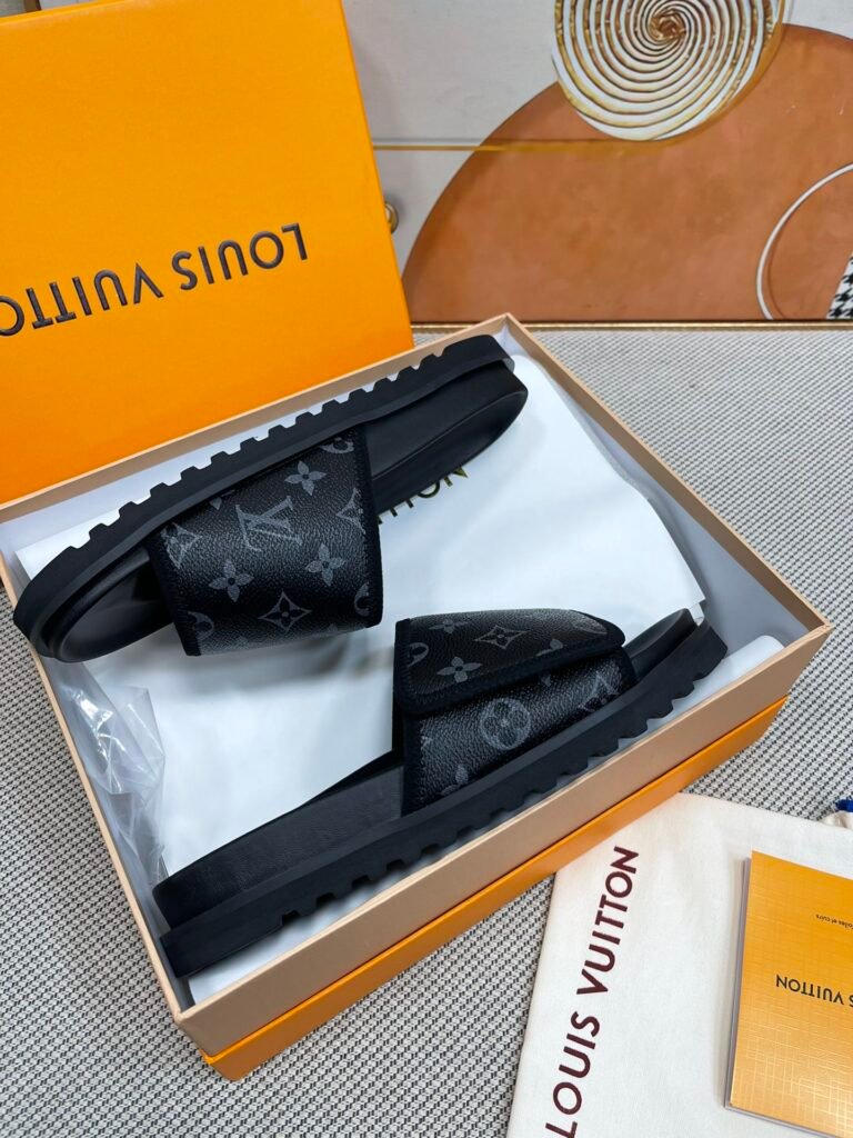 Louis Vuitton Unisex Slides detail image 3