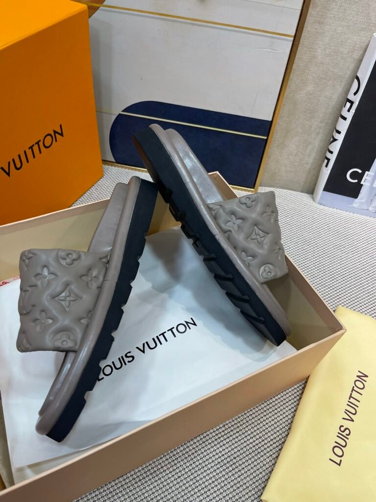 Louis Vuitton Unisex Slides detail image 3