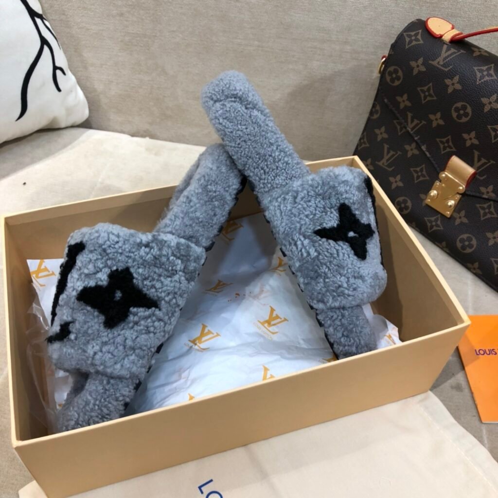 Louis Vuitton Unisex Shearling Shoes detail 3