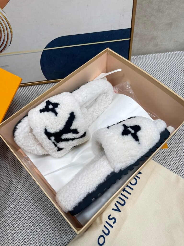 Louis Vuitton Unisex Shearling Shoes detail 3