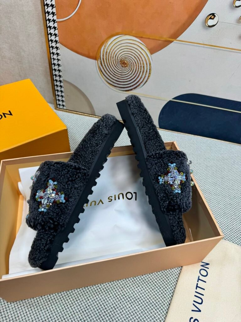 Louis Vuitton Unisex Shearling Shoes detail 3