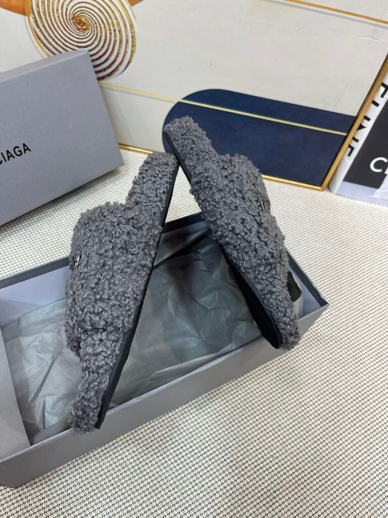 Balenciaga Unisex Sneakers detail image 3
