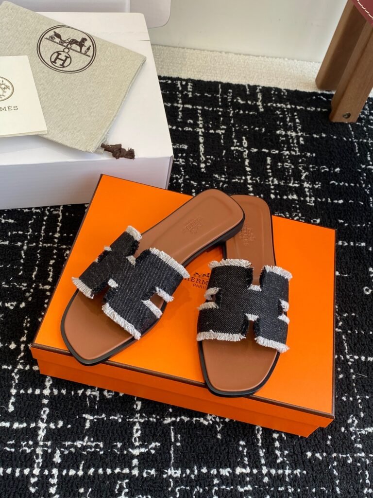 Hermès Women's Sneakers detail 4
