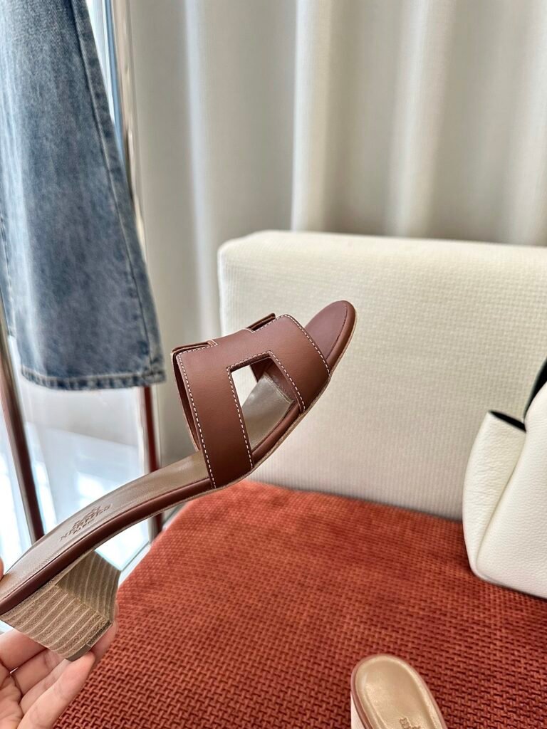 Hermès Unisex Sneakers detail 4