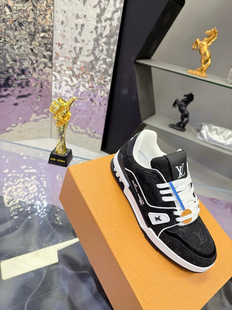 Louis Vuitton Unisex Sneakers detail image 4