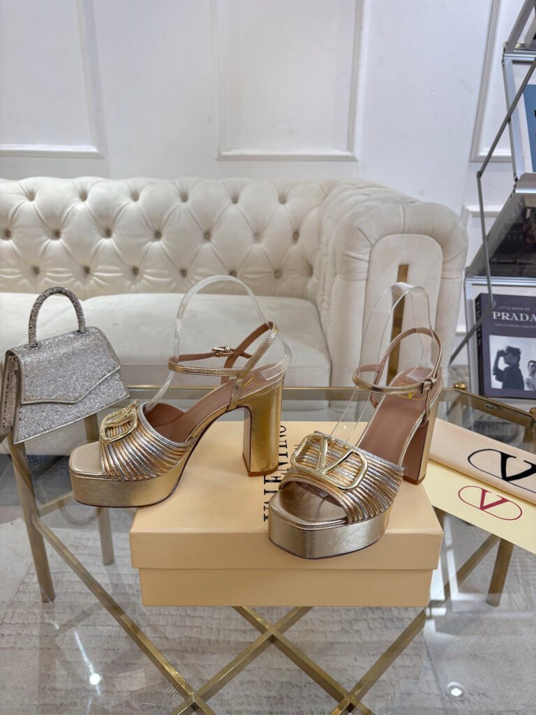 Valentino Garavani Unisex Sandals detail 4