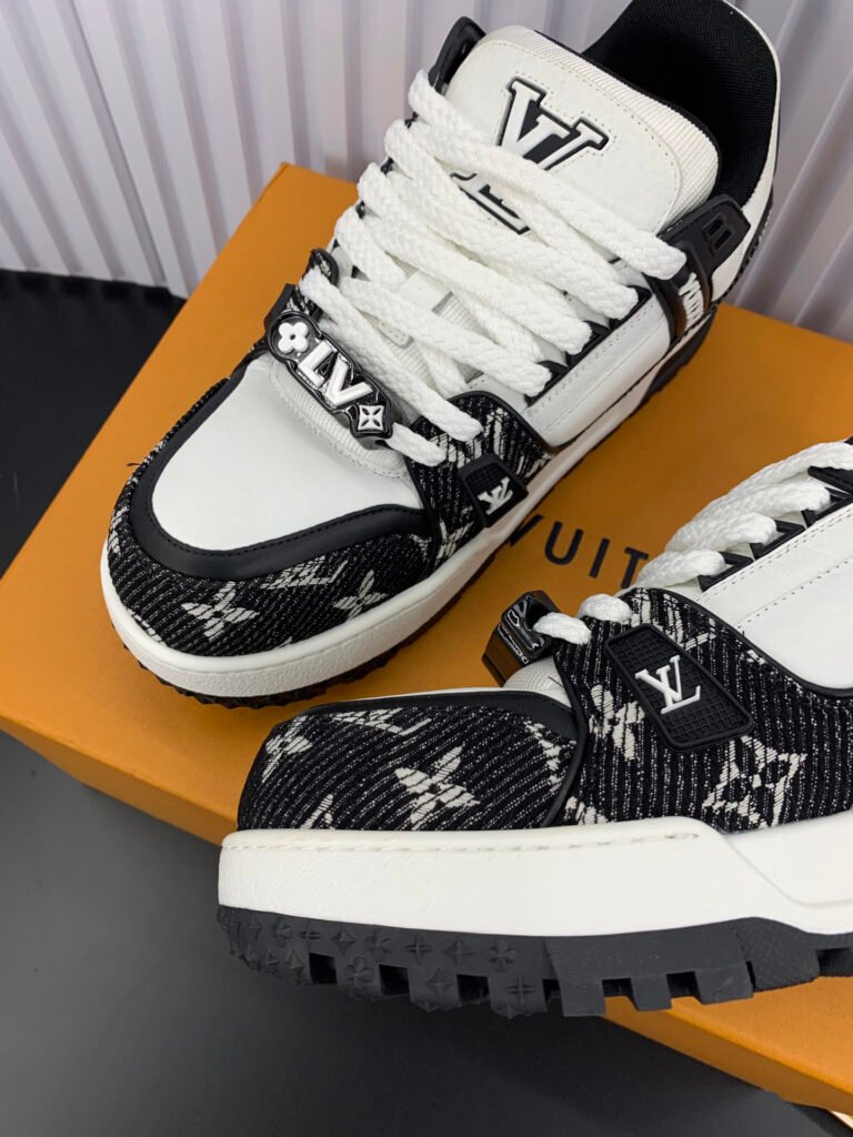 Louis Vuitton Unisex Chunky Sneakers detail image 4