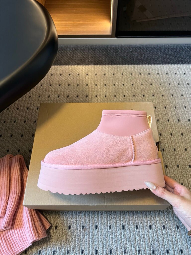 UGG Unisex Boots detail image 4