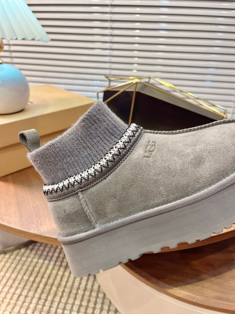 UGG Unisex Snow Boots detail 4