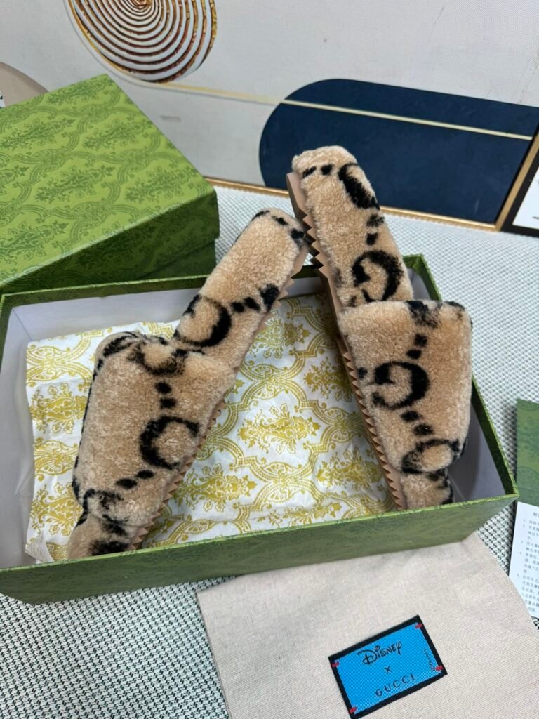 Gucci Unisex Shearling Shoes detail image 4