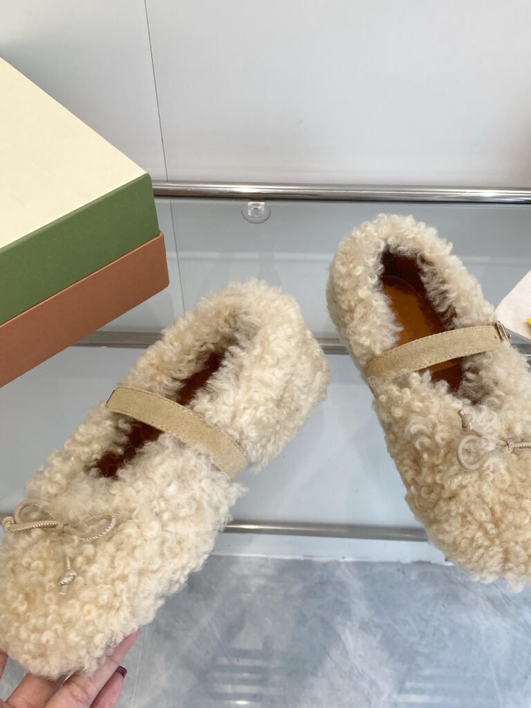 Louis Vuitton Unisex Shearling Shoes detail image 4